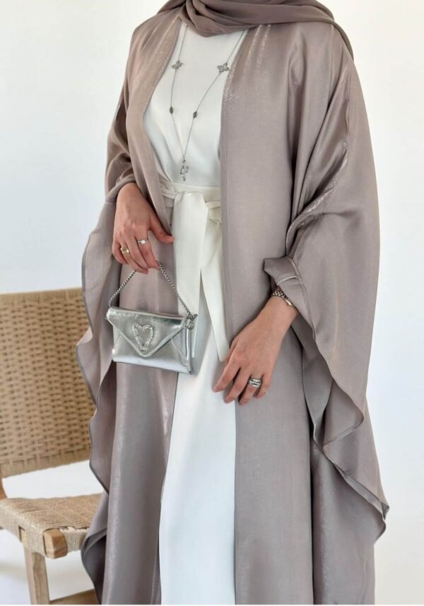 A closer view of the Lexus Ensemble Vollkommenheit abaya, showcasing the light brown exterior, matching shoes, and a silver bag for a cohesive and elegant look.
