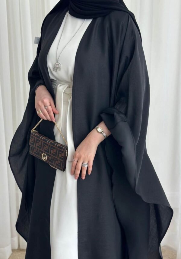 : A closer look at the Lexus Krepp-Ensemble Elegance Plus abaya in a balanced beige/white tone, paired with jewelry and a Fendi bag, highlighting its refined and seamless design.