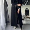 A lady wearing the Klassische Krepp-Abaya Eleganz, exuding a refined and elegant look with its timeless black design.