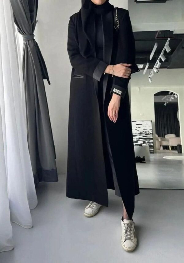 A lady wearing the Klassische Krepp-Abaya Eleganz, exuding a refined and elegant look with its timeless black design.