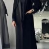 A lady wearing the Klassische Krepp-Abaya Eleganz, exuding a refined and elegant look with its timeless black design.