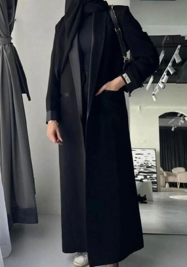 A lady wearing the Klassische Krepp-Abaya Eleganz, exuding a refined and elegant look with its timeless black design.