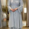 Eine Frau trägt die königliche Chiffon-Abaya in Himmelblau mit glitzernden Akzenten, ideal für elegante Anlässe.