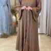 Komplette Ansicht der braunen Abaya mit modernem Schnitt und luxuriösen Golddetails.