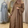 Seitlicher Blick auf die braune Abaya mit schlichten und eleganten Goldverzierungen.