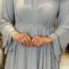 Nahaufnahme der glitzernden Akzente der königlichen Chiffon-Abaya in Himmelblau, die die feine Verarbeitung zeigt.