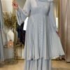 Nahaufnahme der glitzernden Akzente der königlichen Chiffon-Abaya in Himmelblau, die die feine Verarbeitung zeigt.