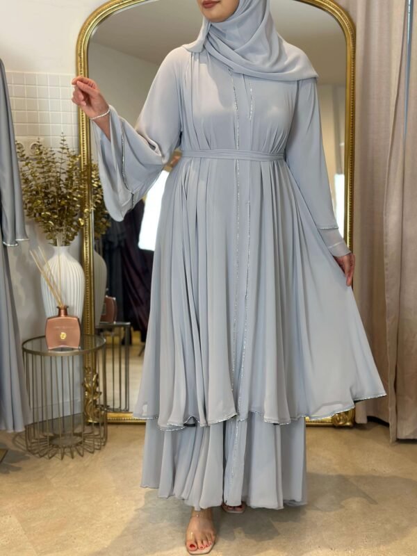 Nahaufnahme der glitzernden Akzente der königlichen Chiffon-Abaya in Himmelblau, die die feine Verarbeitung zeigt.