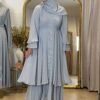 Eine Frau trägt die königliche Chiffon-Abaya in Himmelblau, die das fließende und luxuriöse Design perfekt zur Geltung bringt.