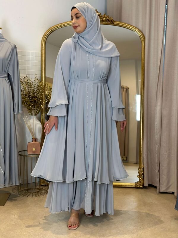 Eine Frau trägt die königliche Chiffon-Abaya in Himmelblau, die das fließende und luxuriöse Design perfekt zur Geltung bringt.