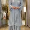 Vorderansicht der königlichen Chiffon-Abaya in Himmelblau, kombiniert mit glitzernden Details und fließendem Stoff.