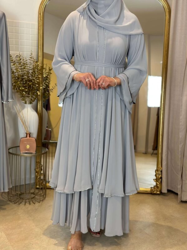 Vorderansicht der königlichen Chiffon-Abaya in Himmelblau, kombiniert mit glitzernden Details und fließendem Stoff.