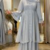 Vorderansicht der königlichen Chiffon-Abaya in Himmelblau, kombiniert mit glitzernden Details und fließendem Stoff.