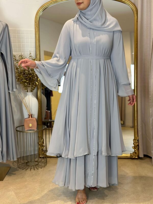 Vorderansicht der königlichen Chiffon-Abaya in Himmelblau, kombiniert mit glitzernden Details und fließendem Stoff.