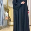 Nahaufnahme der funkelnden Glitzerakzente an der Luxus Krepp-Internet-Abaya in Schwarz, die die feine Verarbeitung zeigt.