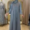 Eine graublaue Internet-Krepp-Abaya mit schimmernden Details, kombiniert mit einem eleganten Schnitt.