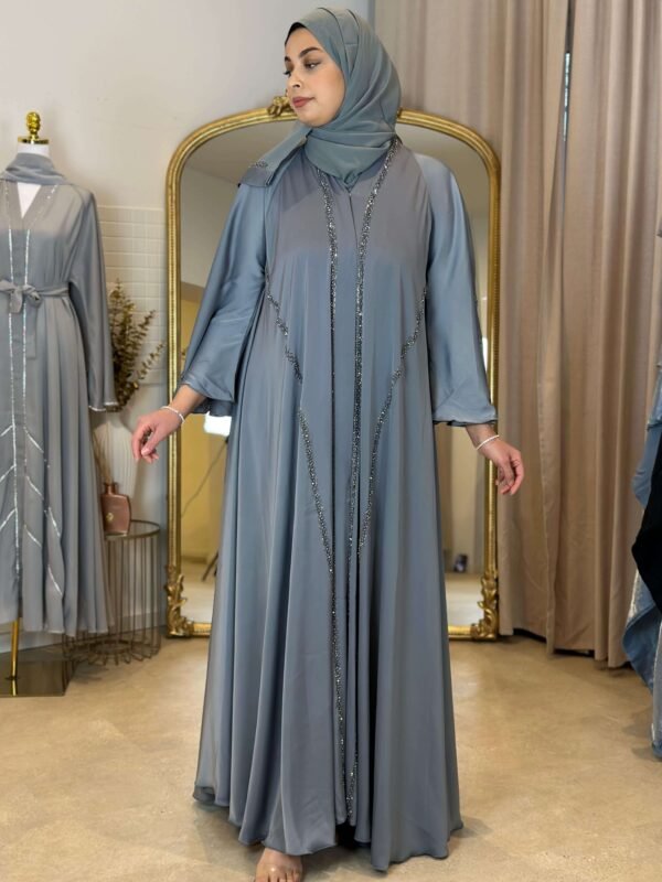 Eine graublaue Internet-Krepp-Abaya mit schimmernden Details, kombiniert mit einem eleganten Schnitt.