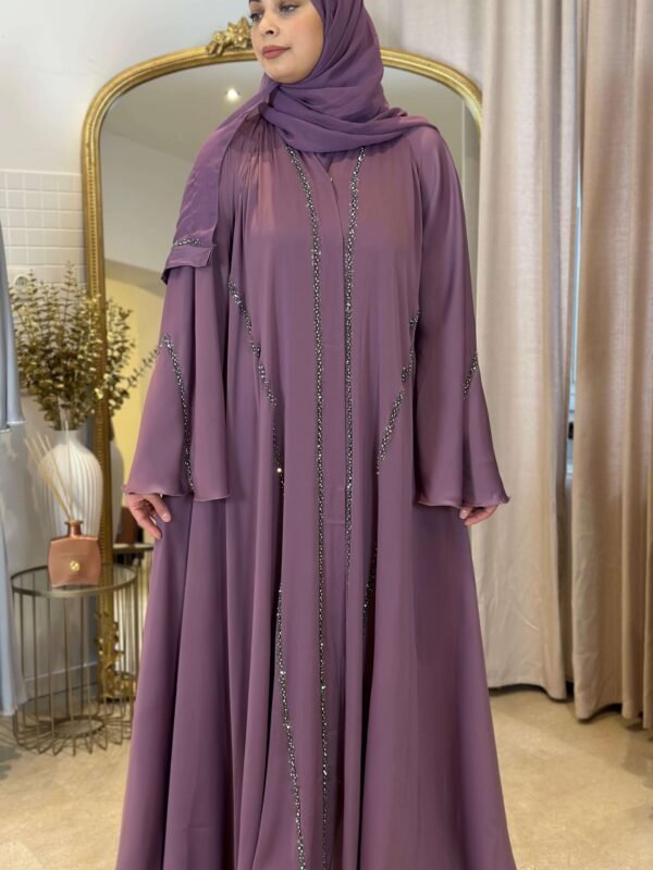 Vorderansicht der Luxus Krepp-Internet-Abaya in Lavendel, kombiniert mit glitzernden Details und fließendem Stoff.