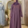 Eine Frau trägt die Luxus Krepp-Internet-Abaya in Lavendel mit funkelnden Glitzerakzenten, ideal für elegante Anlässe.