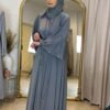 Nahaufnahme der schimmernden Akzente, die die Eleganz dieser Internet-Krepp-Abaya unterstreichen.