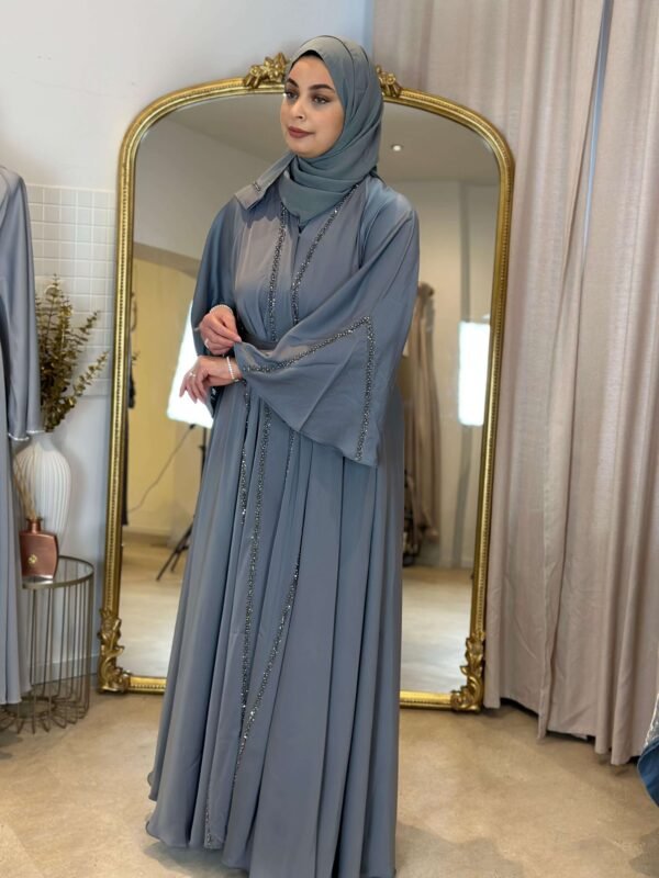 Nahaufnahme der schimmernden Akzente, die die Eleganz dieser Internet-Krepp-Abaya unterstreichen.