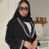 Nahaufnahme der Royal Krepp-Abaya mit feinen Details am Ärmel und eleganten Perlendekorationen.