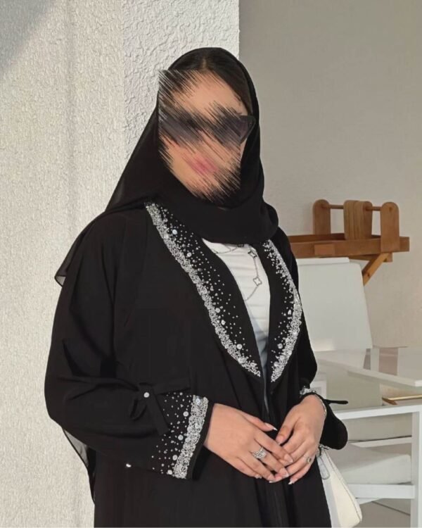 Nahaufnahme der Royal Krepp-Abaya mit feinen Details am Ärmel und eleganten Perlendekorationen.