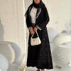 Rückansicht der Royal Krepp-Abaya mit fließendem Stoff und eleganten Details, kombiniert mit einer Tasche.