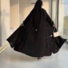 Rückansicht der Royal Krepp-Abaya mit fließendem Stoff und eleganten Details, kombiniert mit einer Tasche.