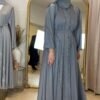 Traditioneller Stil in Kombination mit moderner Eleganz: Eine graublaue Abaya mit einem passenden Schal.