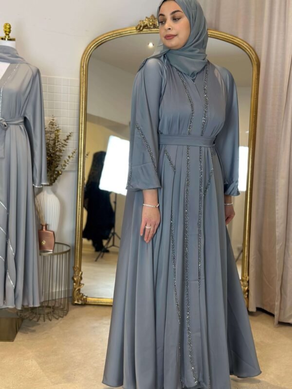 Traditioneller Stil in Kombination mit moderner Eleganz: Eine graublaue Abaya mit einem passenden Schal.