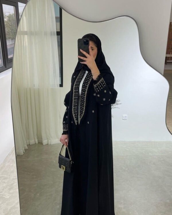 Hochwertige Osmanische Abaya in der Farbe Schwarz.