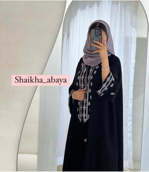 Schwarze Abaya mit Lila