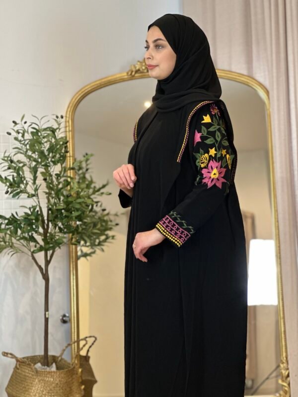 Alltags Abaya mit Blumen Bestrickung