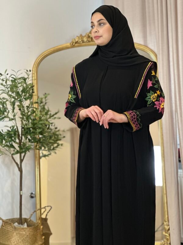 Alltags Abaya mit Blumen Bestrickung