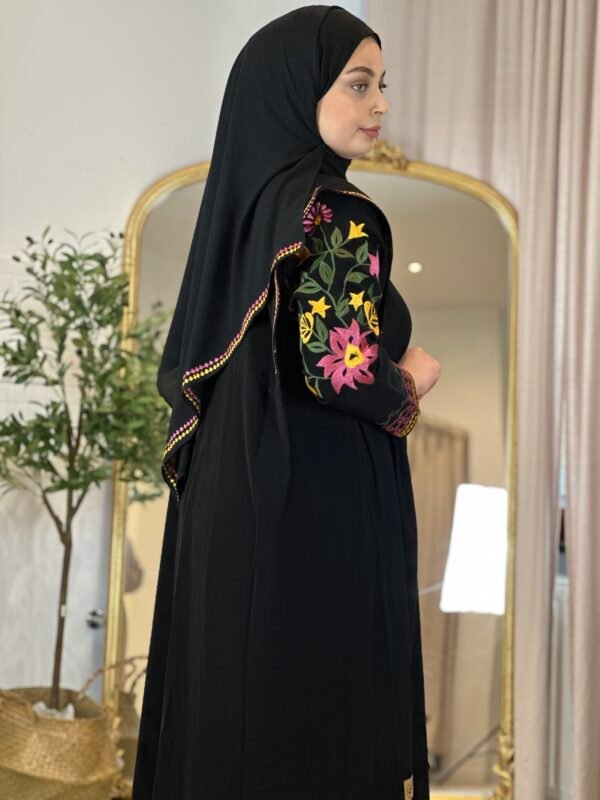 Alltags Abaya mit Blumen Bestrickung