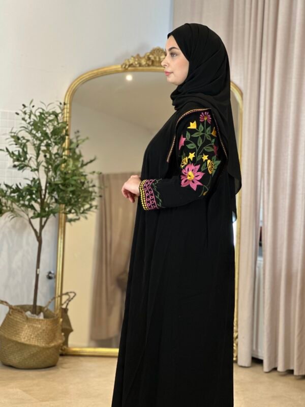 Alltags Abaya mit Blumen Bestrickung
