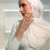 حجاب كشمير باللون الأبيض