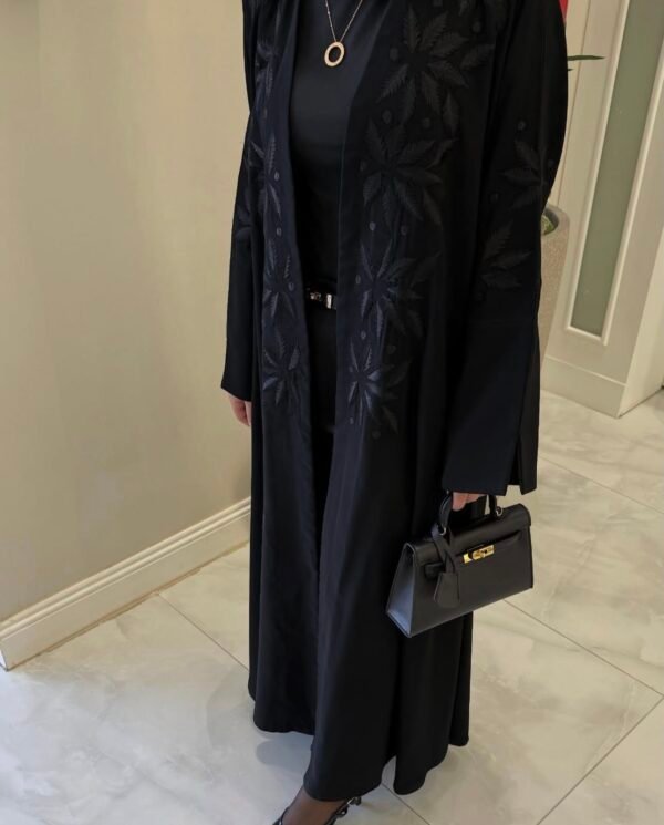 Elegante Bestrickte Abaya in Schwarz mit Muster Details
